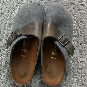 Birkenstock Clogs grey felt w/ leather buckle, size 40; worn2x